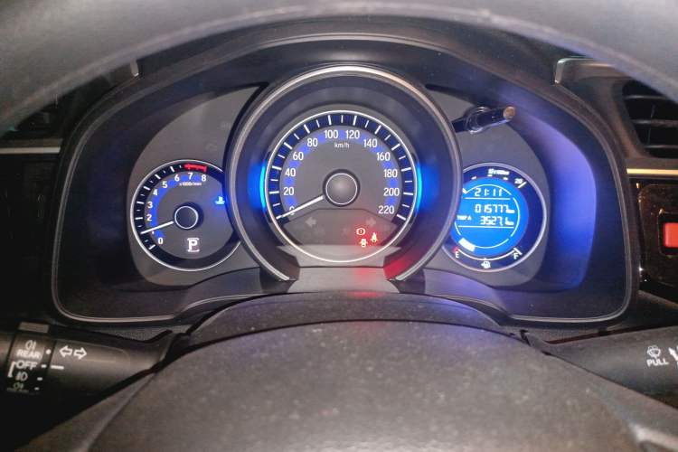 Used Honda Fit 2014 1.5L SE CVT Fashion Model Odometer Close Up