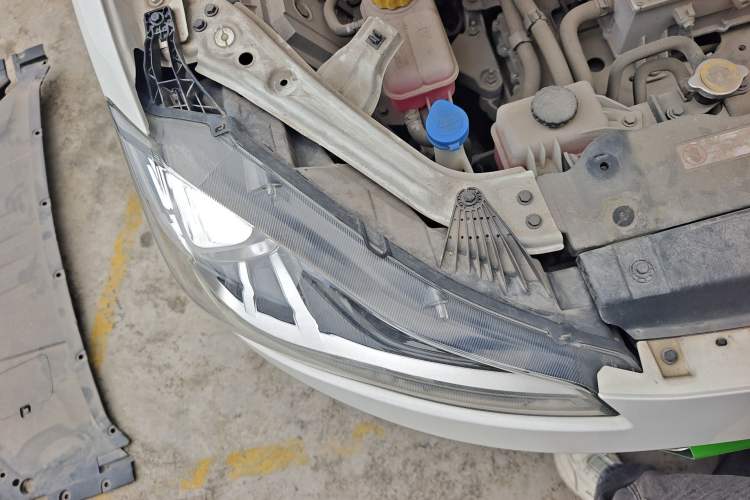 Used NETA V 2021 Long-Range Entertainment Edition Upgrade Model Right Front Headlight