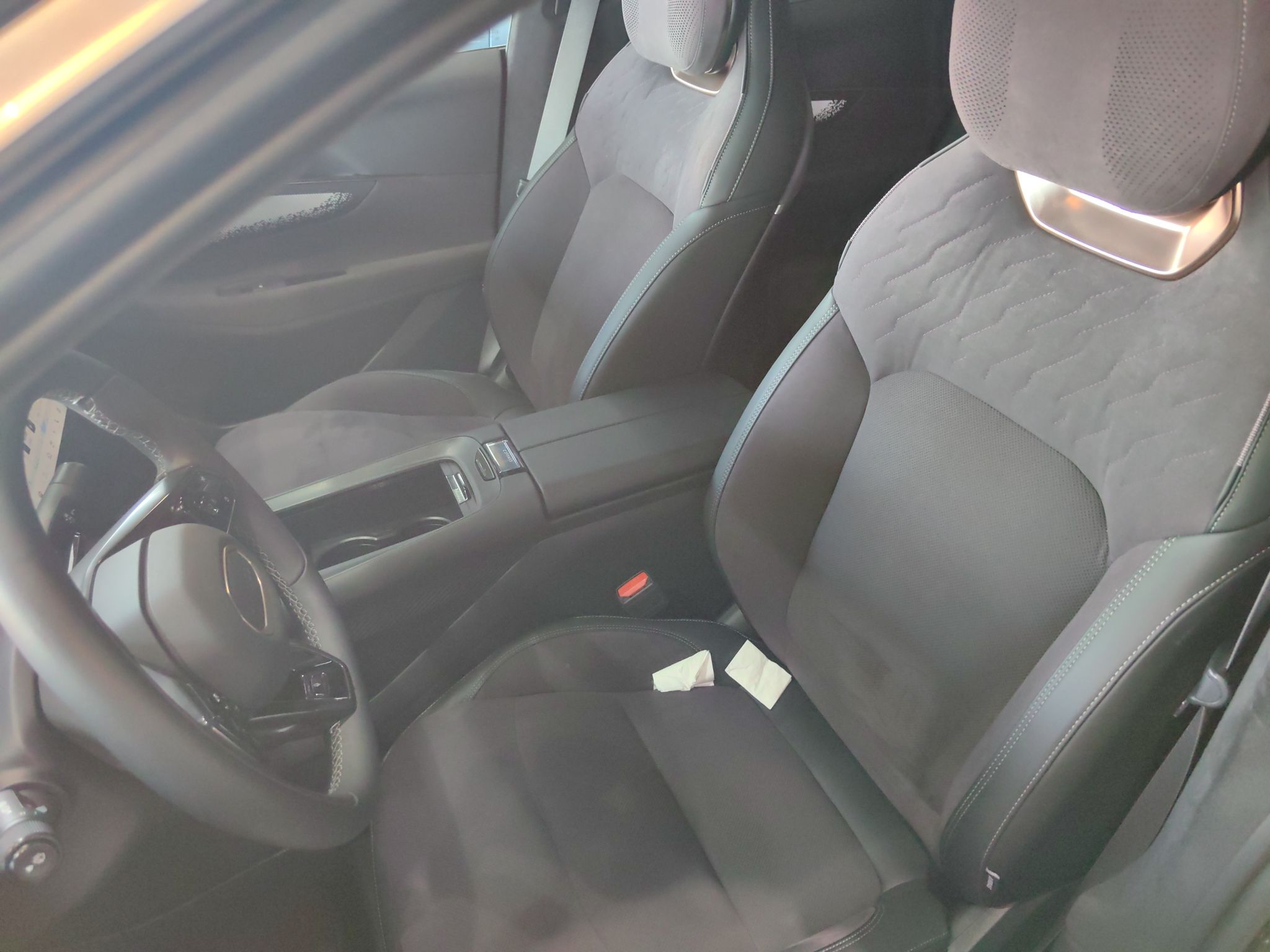 المقاعد الأمامية داخل السيارة