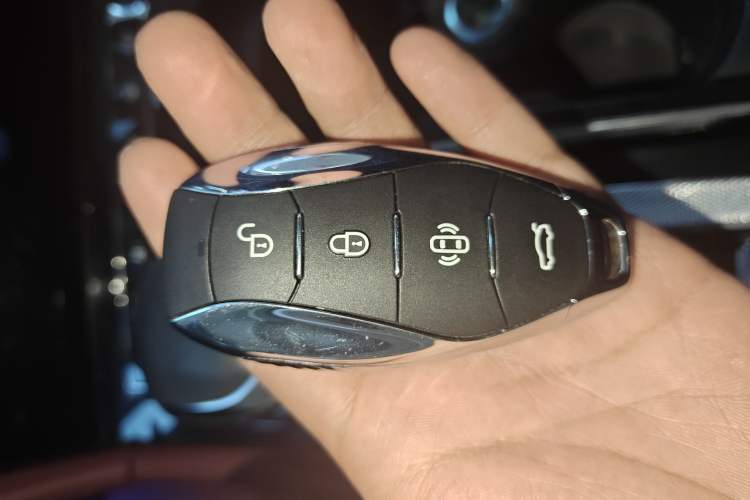 Used Hongqi H5 2023 2.0T Automatic Smart Connect Flagship Edition Vehicle Key