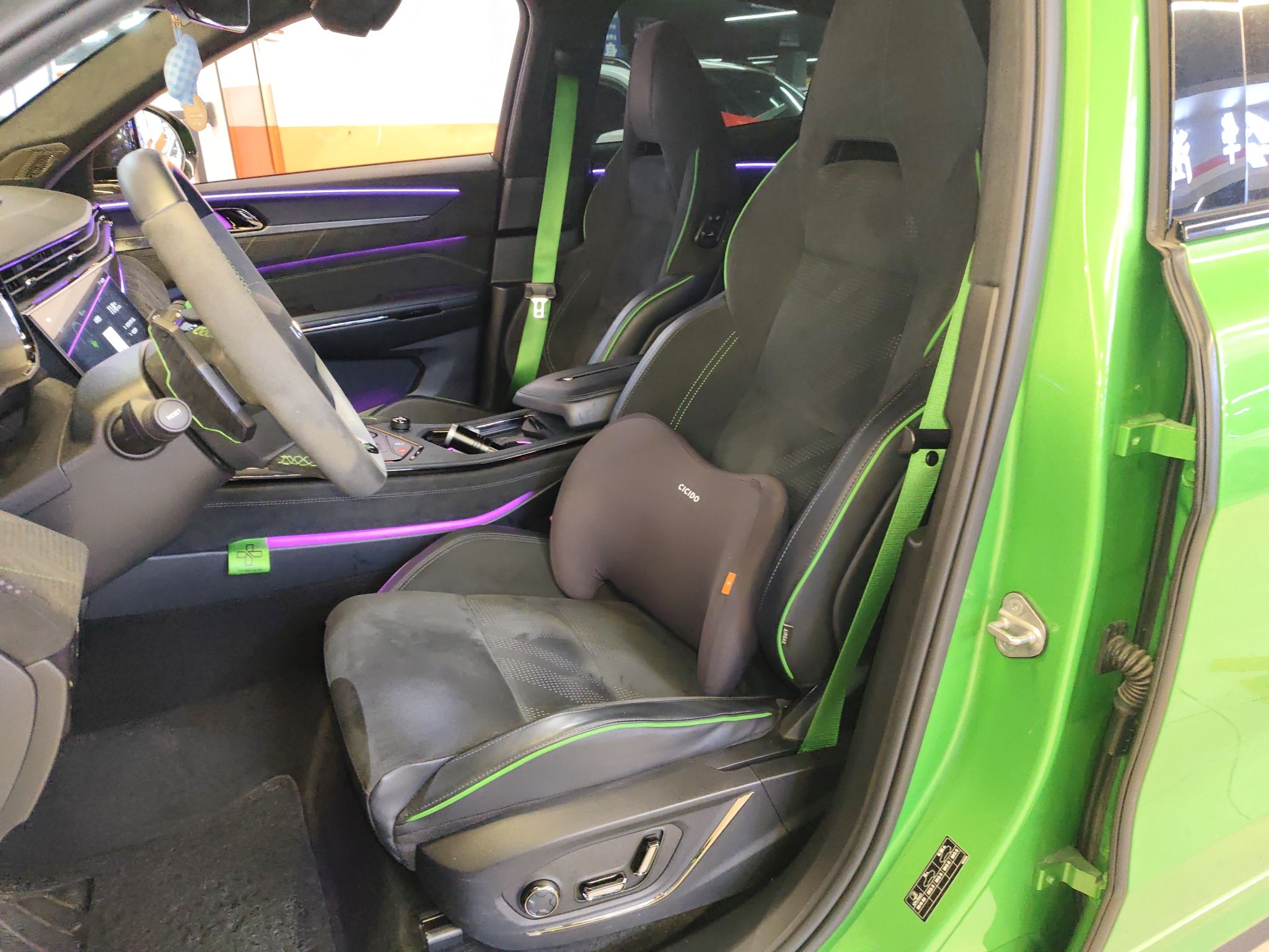 Переднее сиденье в автомобиле