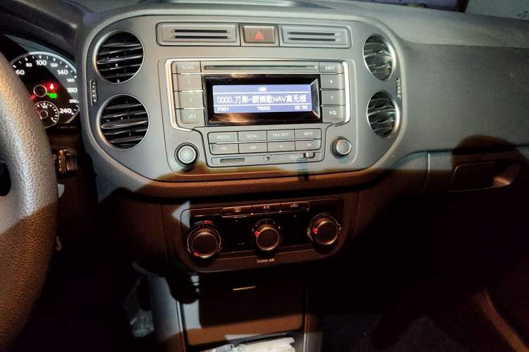 Used Volkswagen Tiguan 2017 300TSI Automatic Two-Wheel Drive Silk Road Luxury Edition Audio And AC Panel