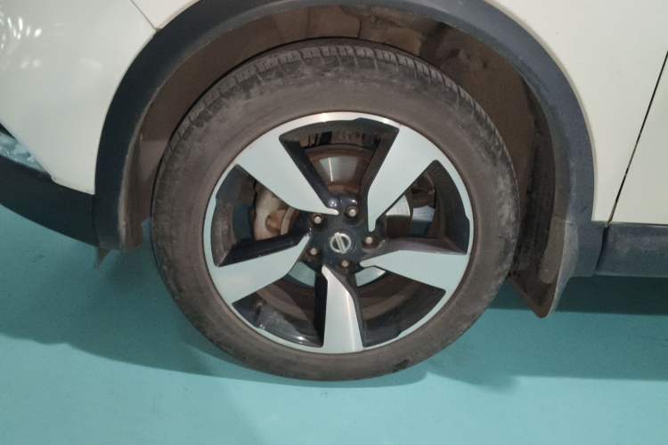 Used Nissan Qashqai 2016 2.0L CVT Luxury Edition Left Front Wheel Hub