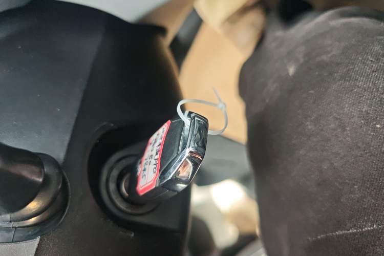 Used SAIC MAXUS Xintu V80 2024 Facelift Aoyuntong 6AMT Short Wheelbase Ultra-Low Roof 147 Ps 5/6 Seats Vehicle Key