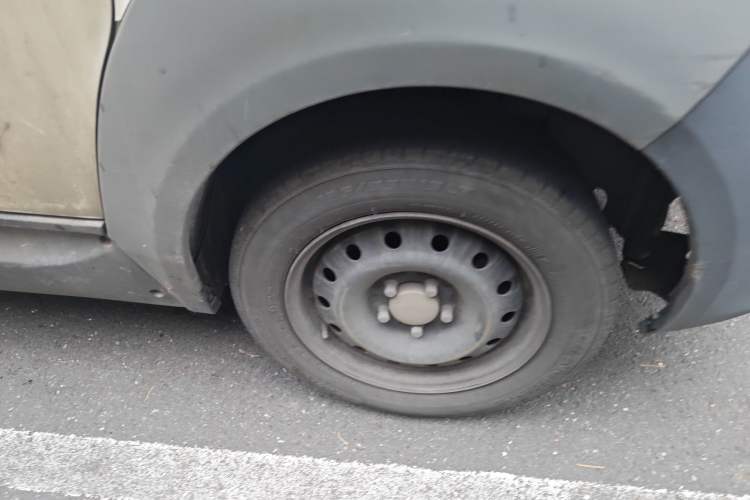 Used Foton Intelligent Blue Elf E7 2022 Standard Model 38.64 kWh Right Front Wheel Hub