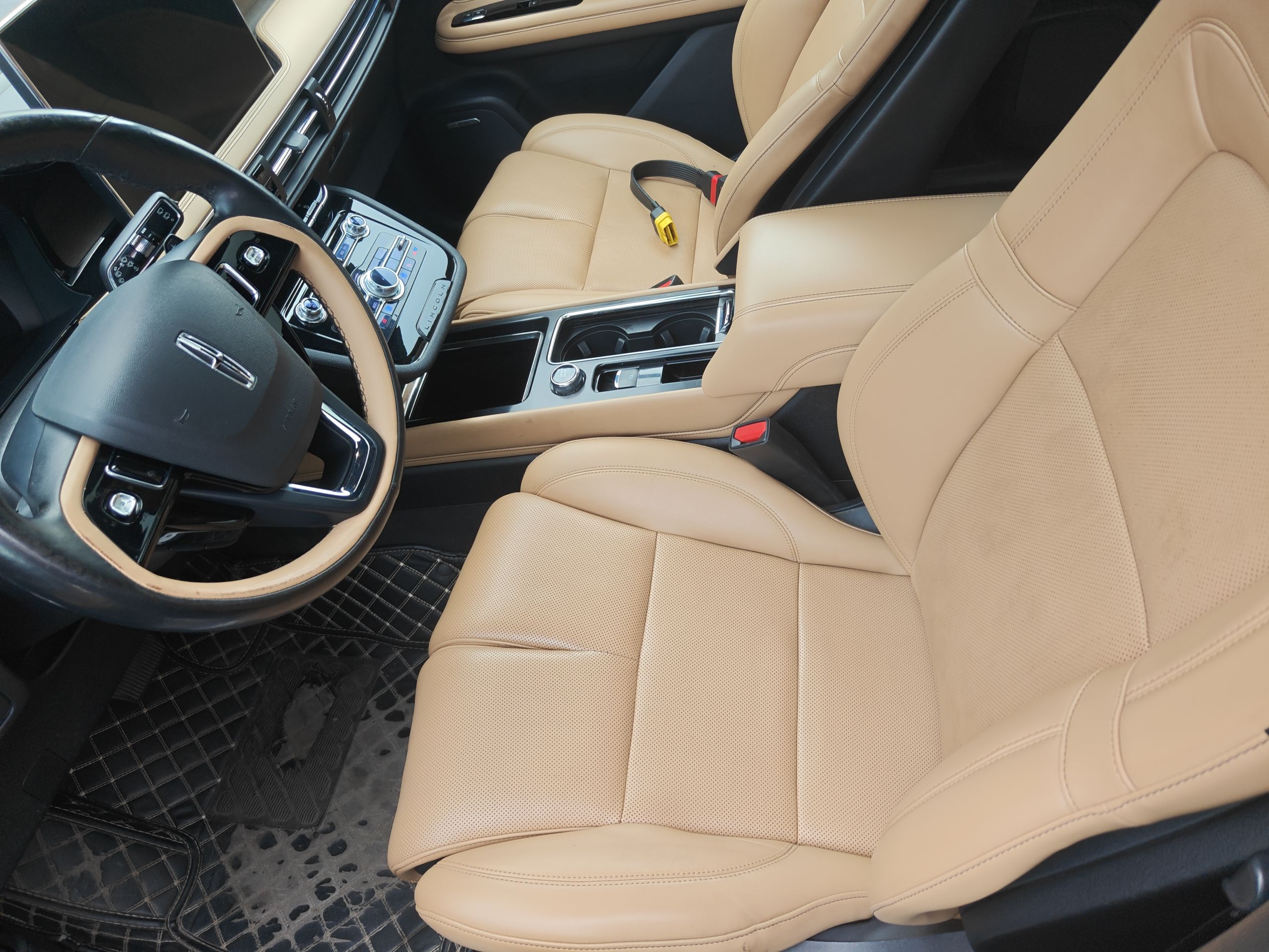 المقاعد الأمامية داخل السيارة