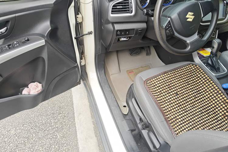 Used Suzuki S-Cross 2014 1.6L CVT Two-Wheel Drive Entry Model Driver Seat