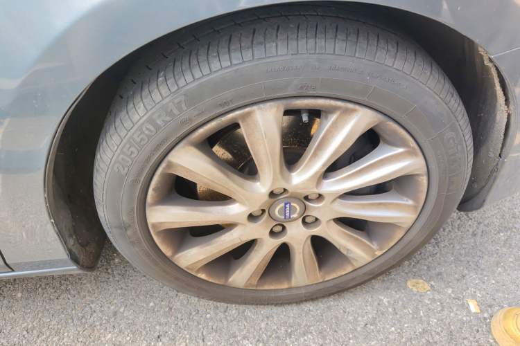 Used Volvo V40 2013 2.0T Zhiyi Edition Right Front Wheel Hub