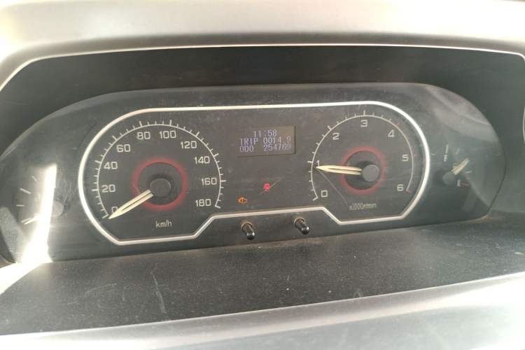 Used SAIC MAXUS Xintu V80 2015 2.5T Manual Aoyuntong Version Short Wheelbase Mid-Roof