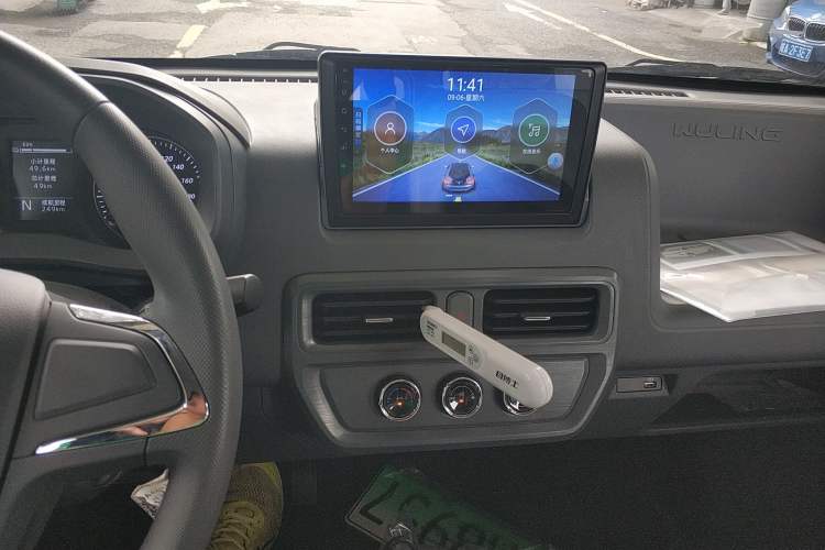 Used Wuling Yangguang 2024 300KM Comfort Version Passenger Van 75kW