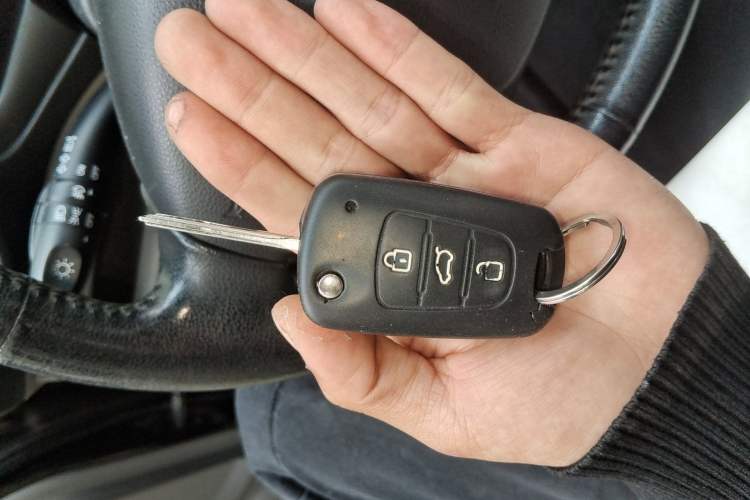 Used Kia Carens 2011 2.0L 7-Seater Automatic Standard Edition
