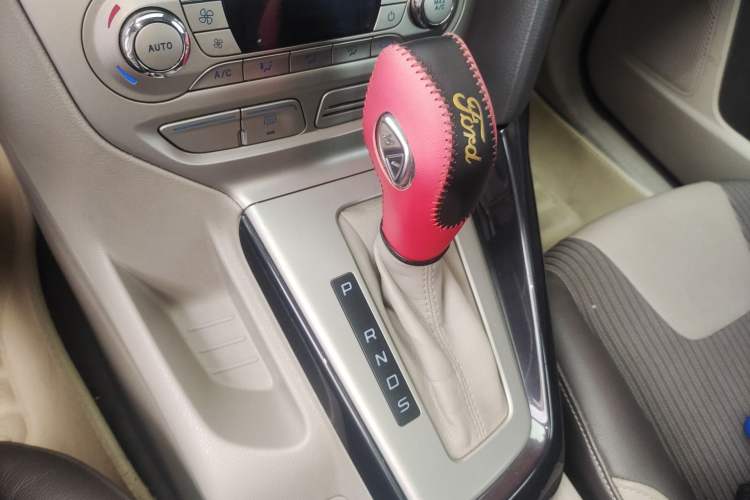 Used Ford Focus 2012 Sedan 1.6L Automatic Fashion Edition Gear Lever