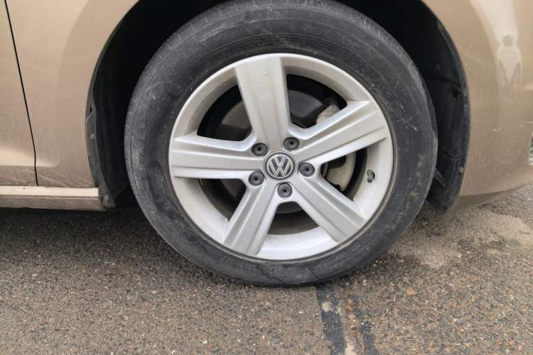 Used Volkswagen Golf 2015 1.4TSI Automatic Luxury Model Right Front Wheel Hub