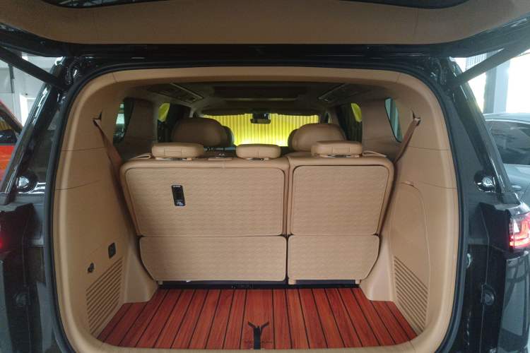 Used VOYAH Dream 2025 PHEV Four-Wheel Drive Prestige Kunpeng Edition
