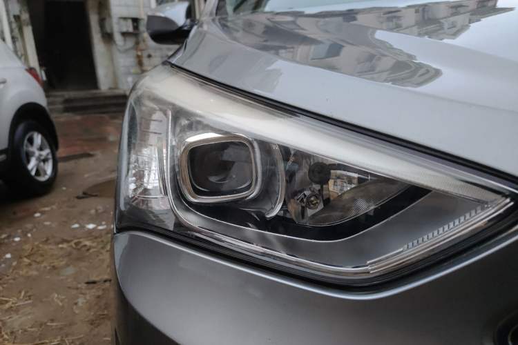 Used Hyundai Santa Fe 2013 2.0T Automatic All-Wheel Drive Top Trim Right Front Headlight