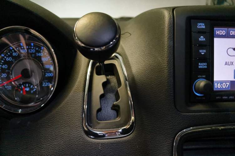 Used Chrysler Grand Voyager 2014 3.6L Comfort Edition Gear Lever