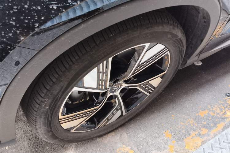 Used BYD Song Pro New Energy 2024 HONOR Edition DM-i 110KM Excellence Model Left Front Wheel Hub