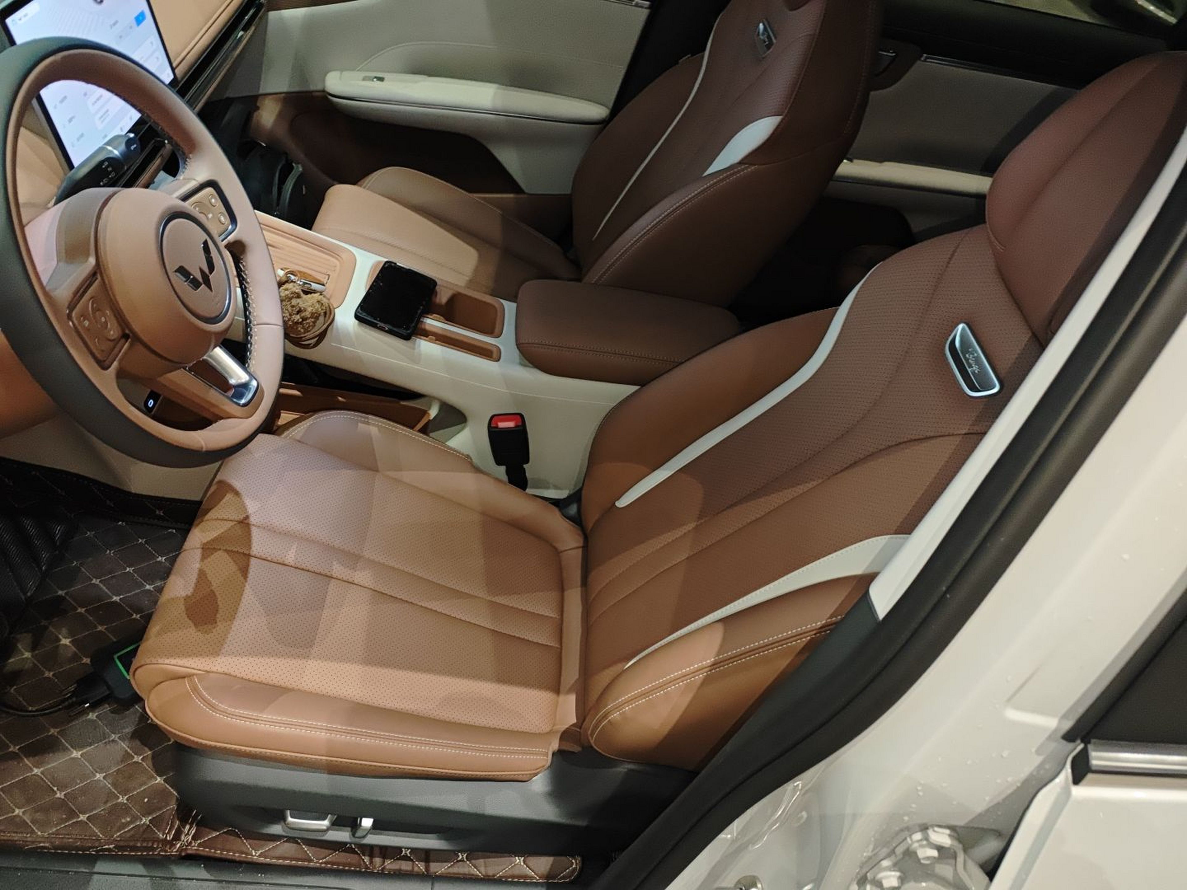 المقاعد الأمامية داخل السيارة