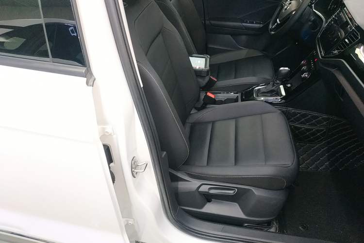 Used Volkswagen T-ROC 2021 280TSI DSG Two-Wheel Drive Comfort Connect Edition Right Front Seat