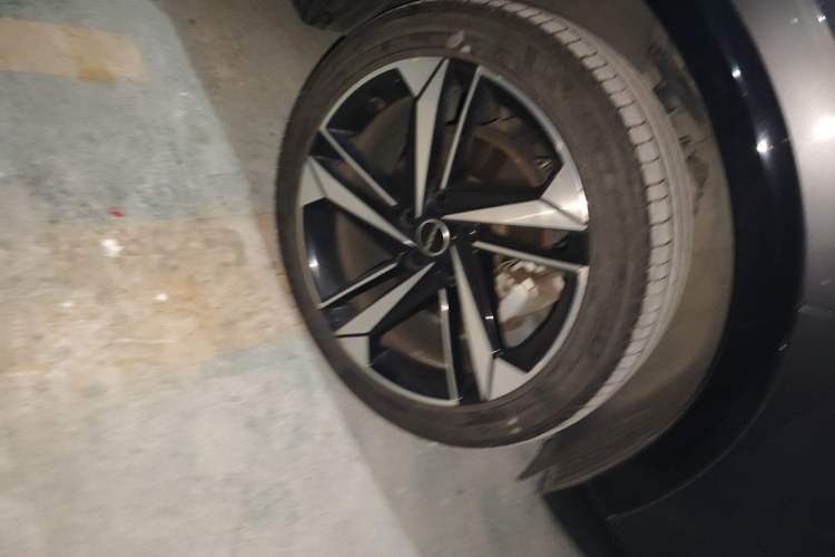 Used Roewe RX5 MAX 2022 1.5T Automatic Zhiwei Prestige Edition Right Front Wheel Hub