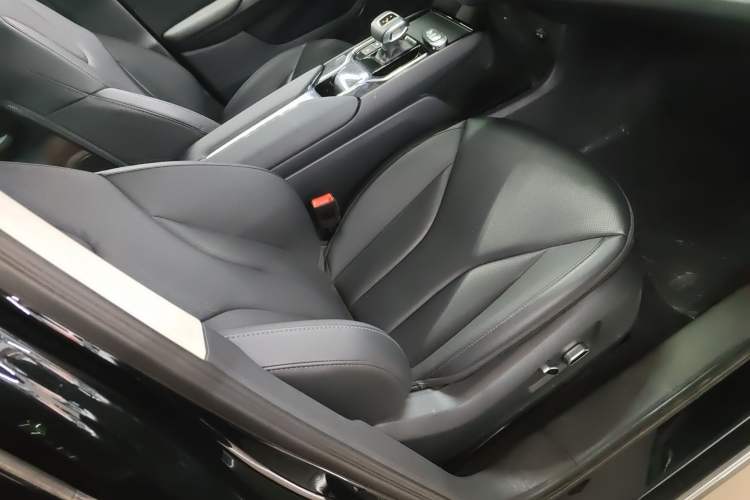 Used Hongqi E-QM5 2021 Charging Version Flagship Edition Right Front Seat