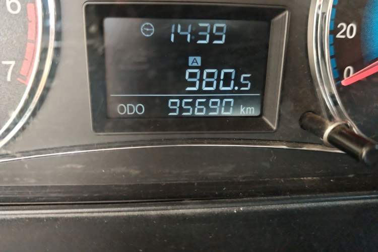 Used Dongfeng Fengon 360 2015 1.5L Manual Luxury 7-Seater China IV Standard Odometer Close Up