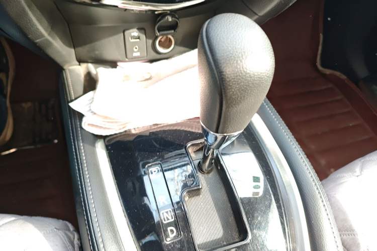 Used Nissan X-Trail 2015 2.0L CVT Comfort MAX Edition 2WD Gear Lever