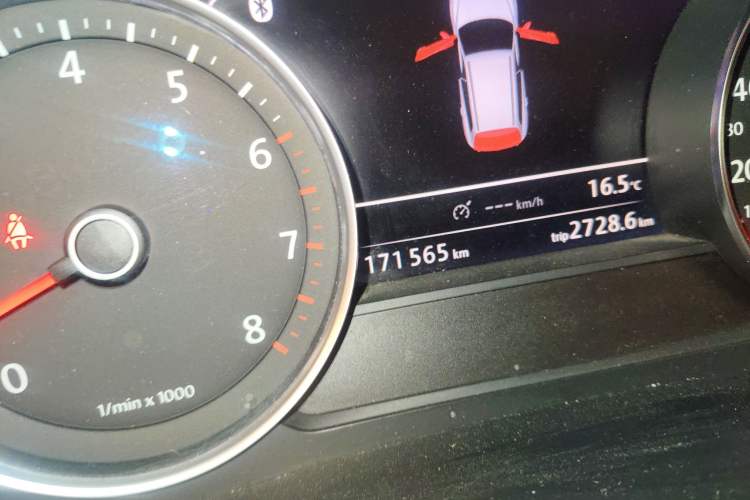 Used Volkswagen Touareg 2011 3.0 TSI High-End Version Odometer Close Up