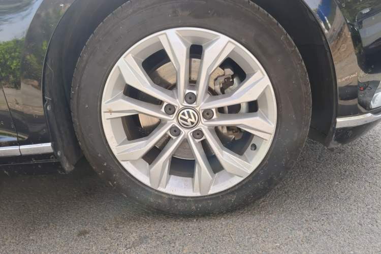 Used Volkswagen Magotan 2017 330TSI DSG Luxury Model Right Front Wheel Hub