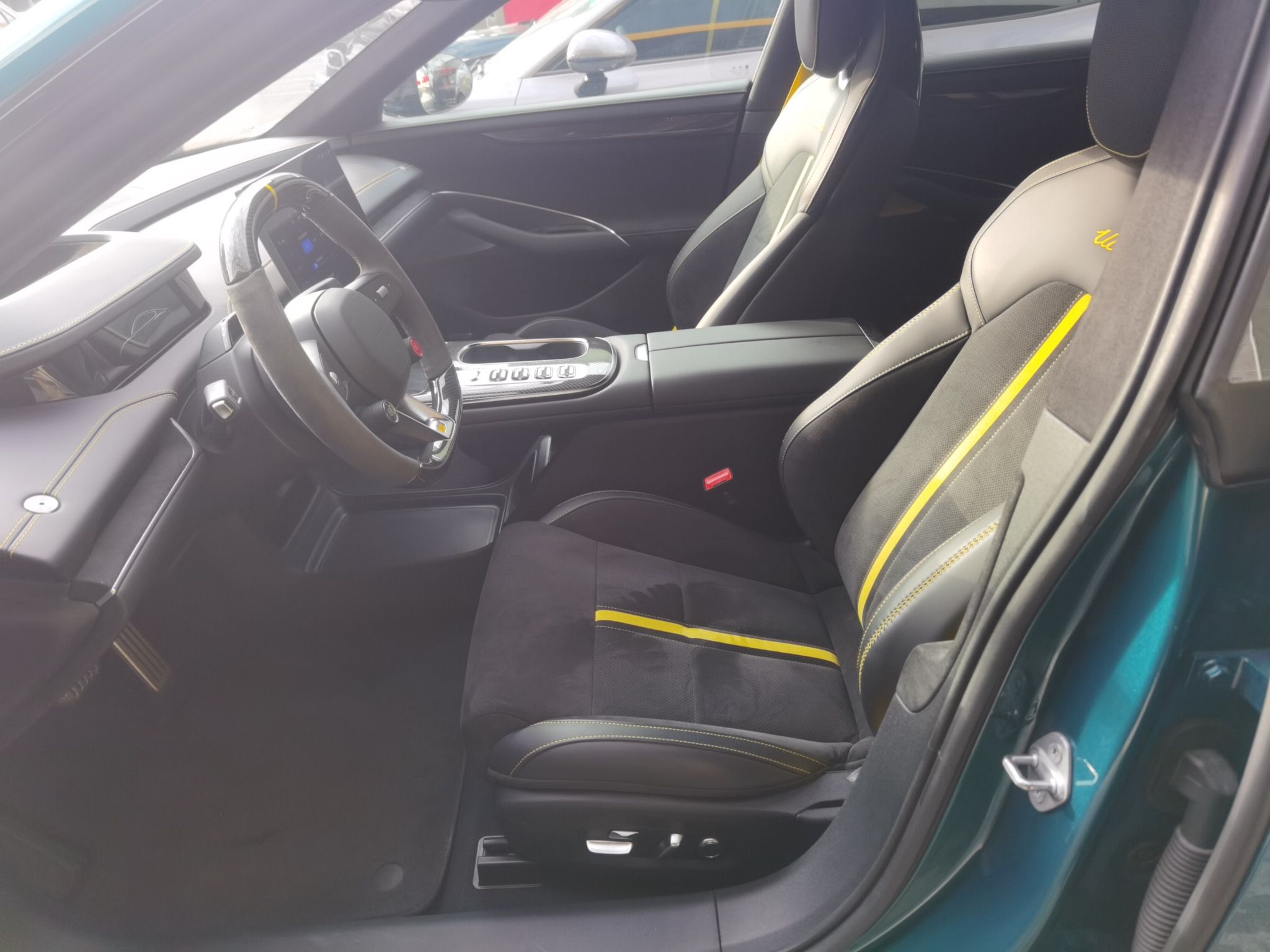 Переднее сиденье в автомобиле