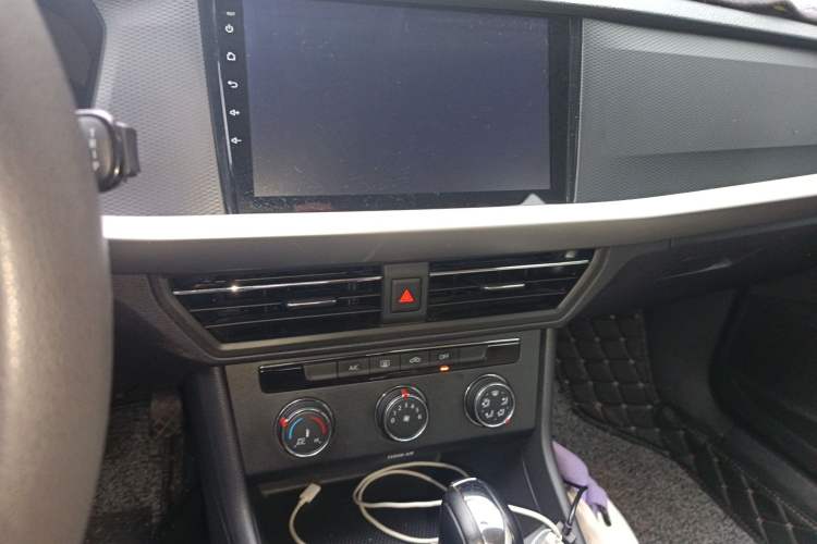 Used Volkswagen Lavida 2019 1.5L Automatic Fashion Edition China VI Audio And AC Panel