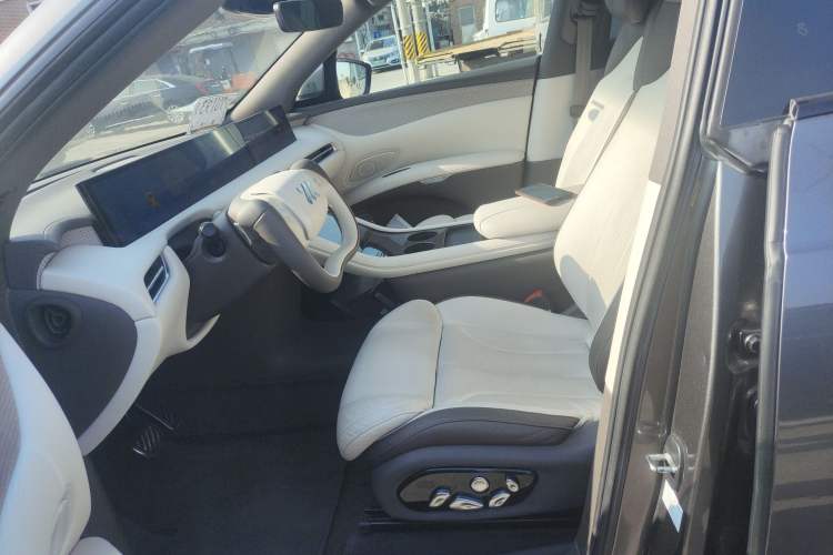 Used IM LS7 2023 100kWh Lux All-Wheel-Drive Version