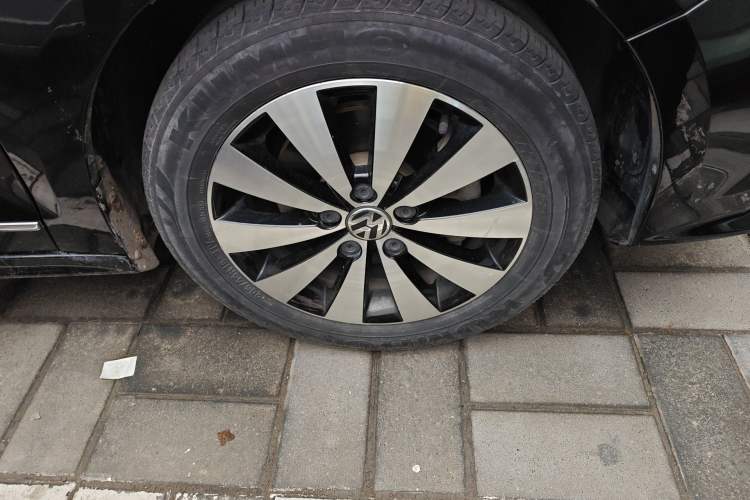 Used Volkswagen Sagitar 2017 180TSI Automatic Luxury Edition Right Front Wheel Hub