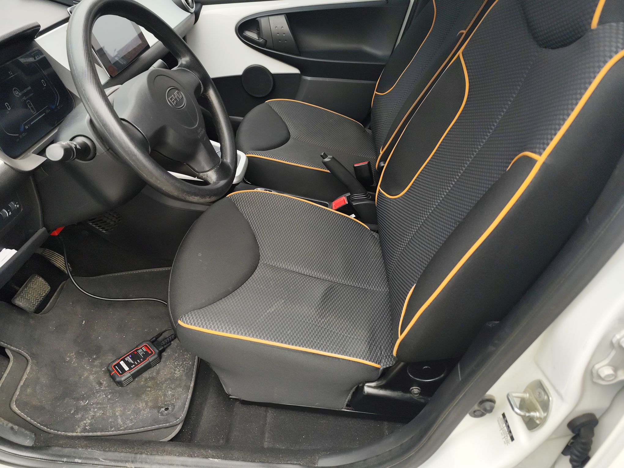 المقاعد الأمامية داخل السيارة