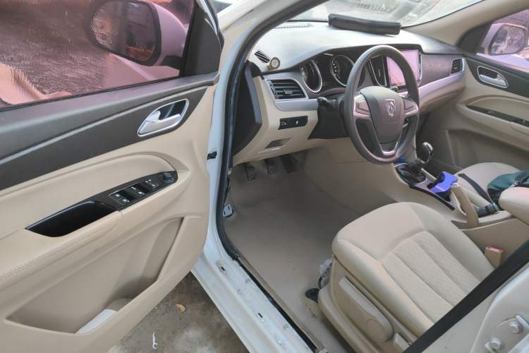 Used Baojun 730 2016 Revised 1.5L Manual Standard Version 7 Seats China V Emission Standard Interior 3