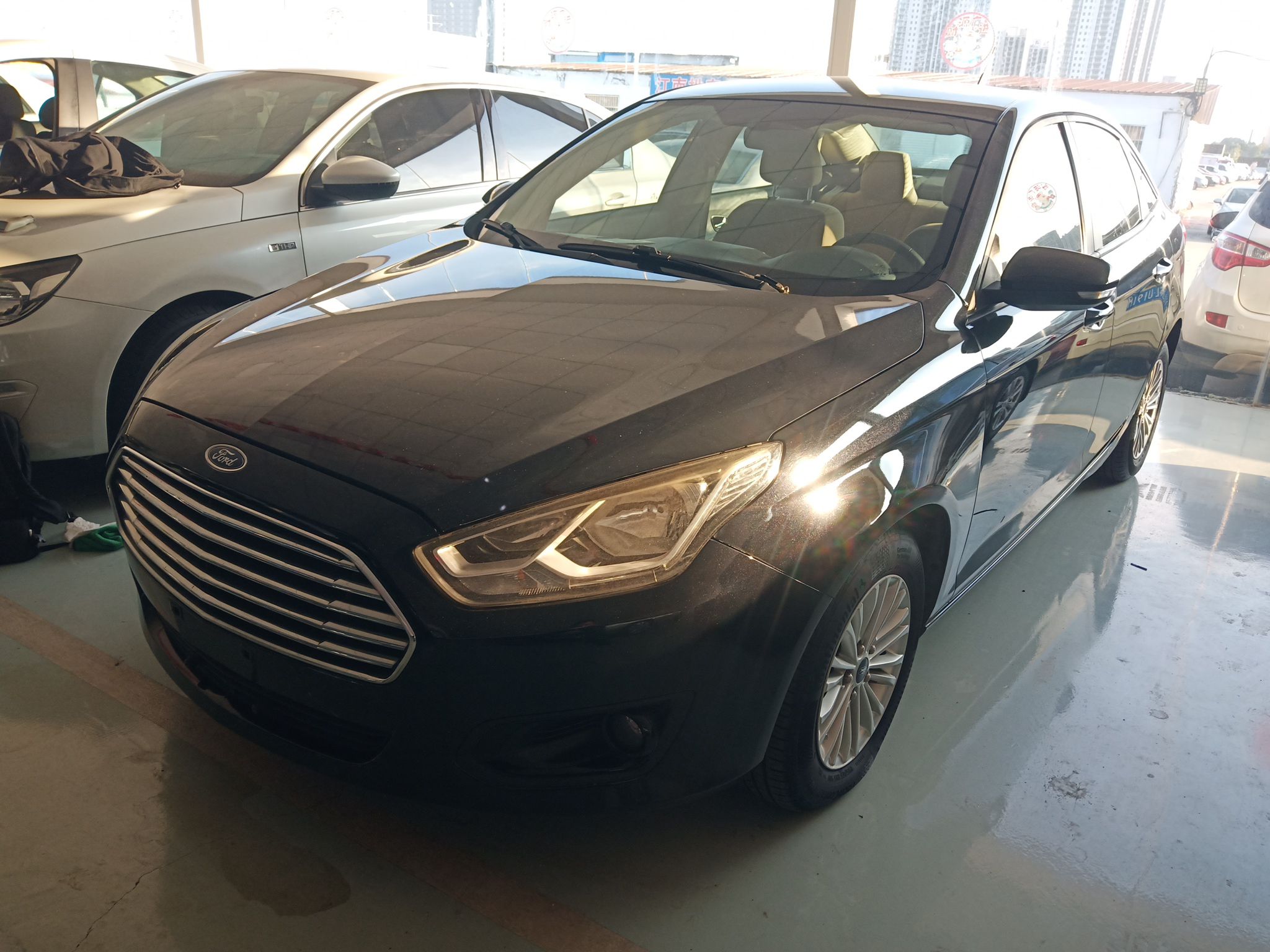 Под передней частью автомобиля