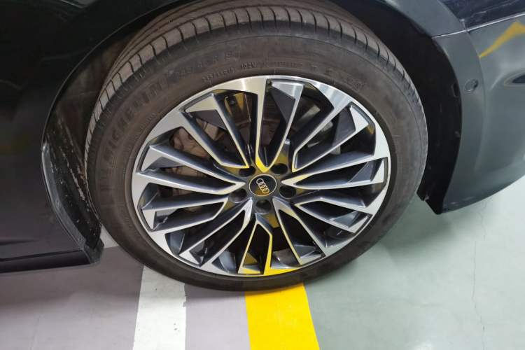 Used Audi A6L New Energy 2022 55 TFSI e quattro Right Front Wheel Hub