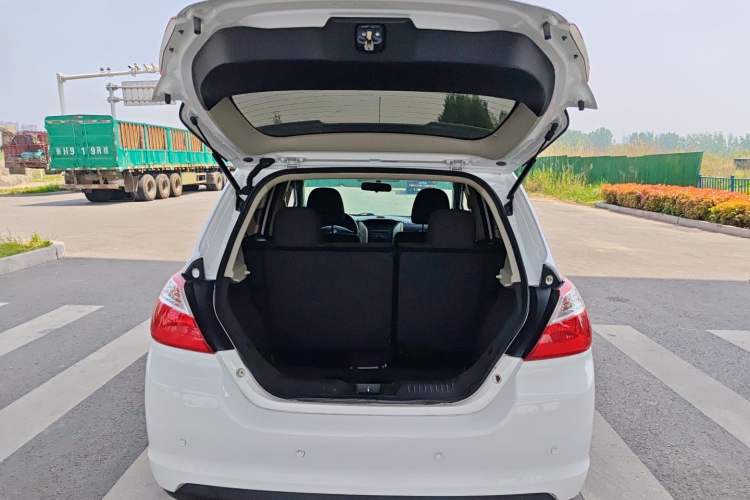 Used Venucia R50 2013 1.6L Manual Fashion Edition Trunk