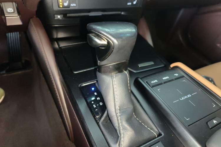 Used Lexus ES 2020 300h Premier Edition
