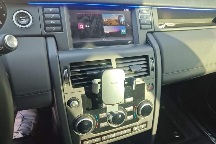 Used Land Rover Discovery Sport 2017 2.0T PURE Audio And AC Panel