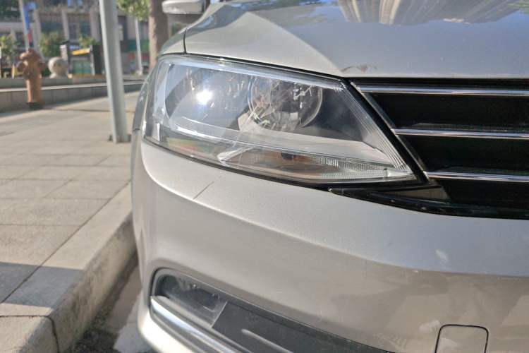 Used Volkswagen Sagitar 2015 230TSI Automatic Comfort Version Right Front Headlight