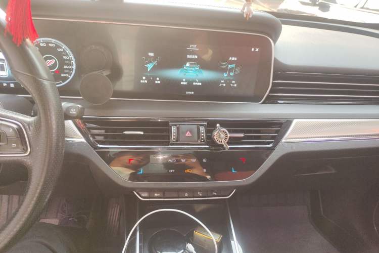 Used Hongqi HS5 2019 2.0T Smart Connect Flagship All-Wheel-Drive Version Audio And AC Panel