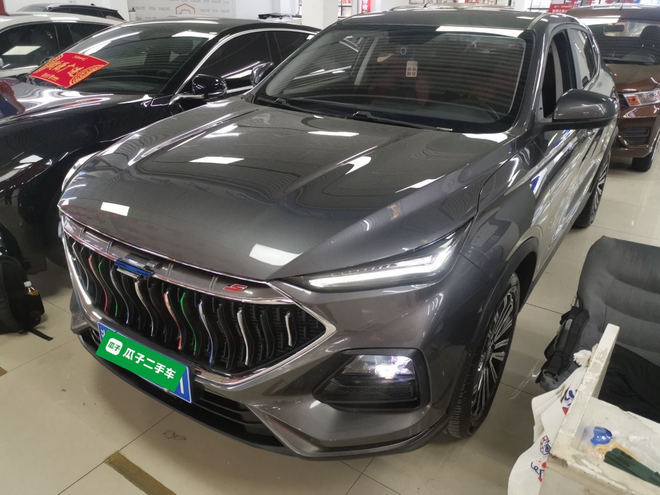 تحت مقدمة السيارة