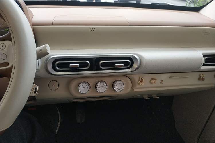 Used Wuling Hongguang MINIEV 2024 3rd Generation 215km Youth Edition Audio And AC Panel