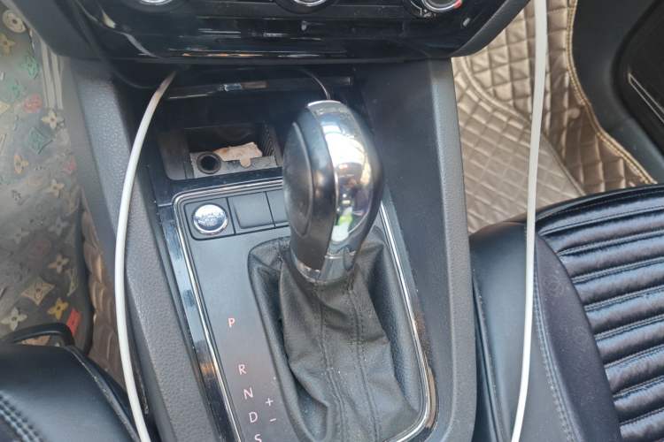 Used Volkswagen Sagitar 2017 230TSI Automatic Comfort Version Gear Lever