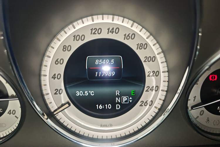 Used Mercedes-Benz GLK-Class 2015 GLK 300 4MATIC Fashion Edition Ultimate Version Odometer Close Up