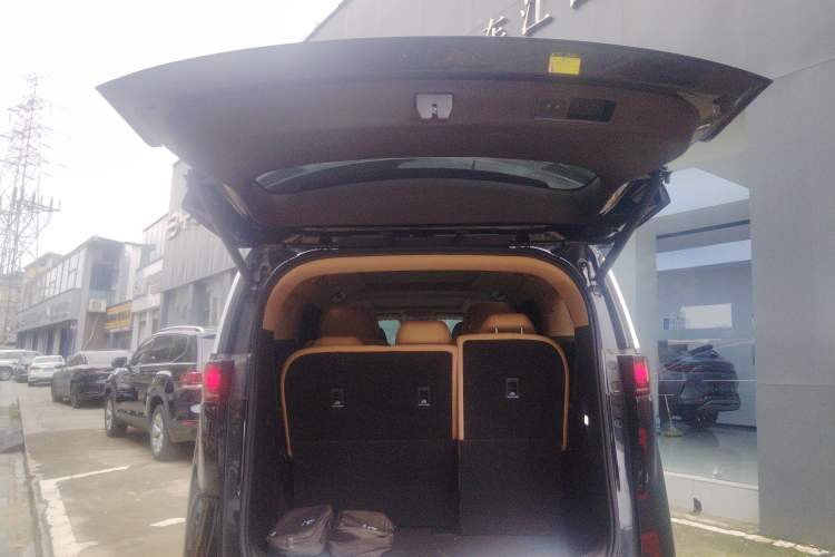 Used Denza D9 2025 DM-i Intelligent Drive 1020 Four-Wheel Drive Flagship Model Trunk