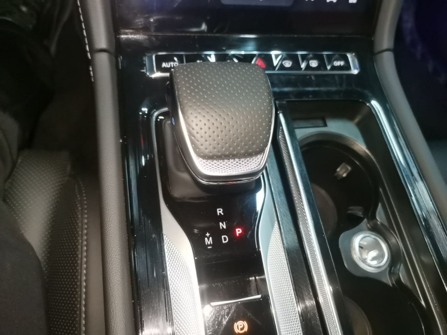 Hongqi H5 2025 2.0T Automatic Flag Edition – 500 000 Units Commemorative Version — снимка 16