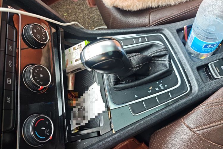 Used Volkswagen Golf 2017 230TSI Automatic Comfort Edition – Celebrating Milestone of One Million Units Gear Lever