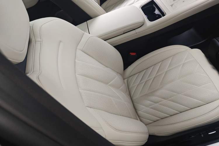 Used Nio ES6 2025 75 kWh Right Front Seat